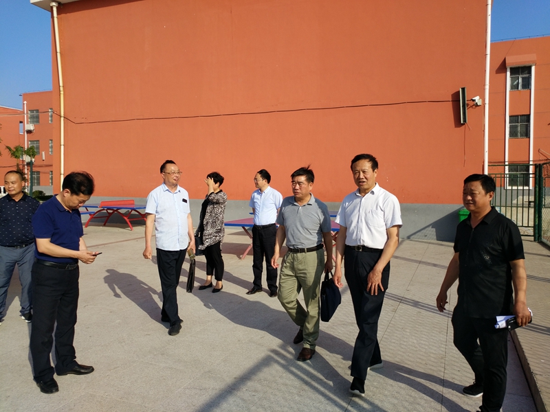 河南省教育厅家庭教育检查组莅临仁和中学检查指导工作5.jpg