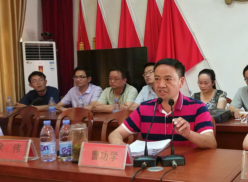 曹功学乡长讲话.jpg