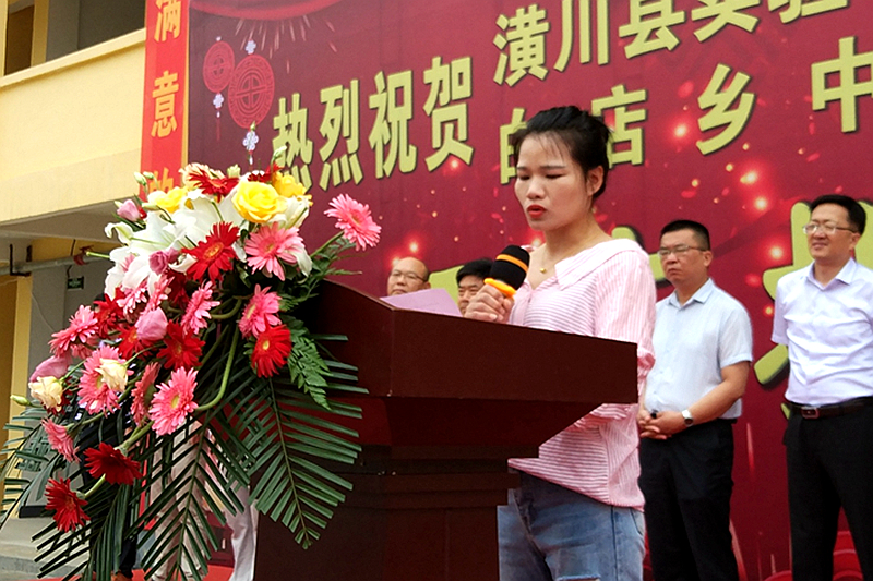 六年级家长代表发言.jpg