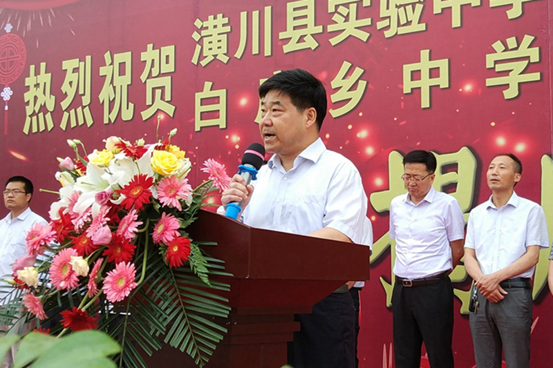 县长李运宝作重要讲话.jpg