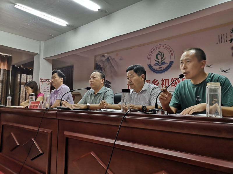 教导处王明江主任发言.jpg