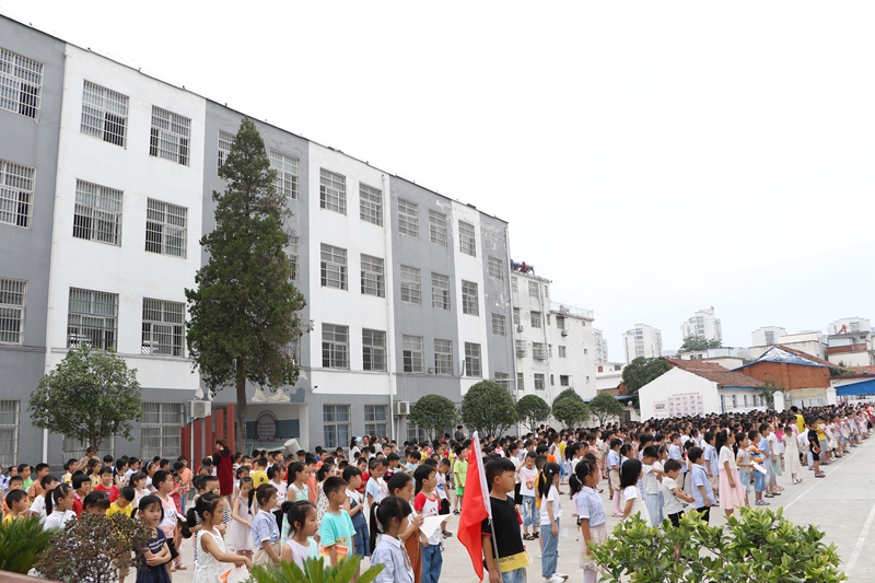 潢川一小举行2018-2019学年度下期散学典礼暨暑期安全教育6.JPG