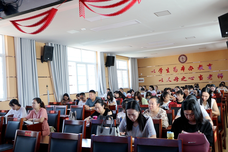 潢川一小举行2019－2020学年度上期新学期全体教师会2.JPG