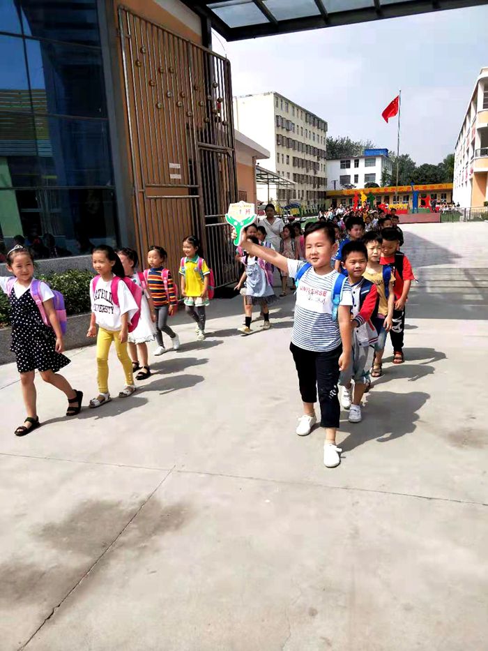 9排好路队出校门.jpg