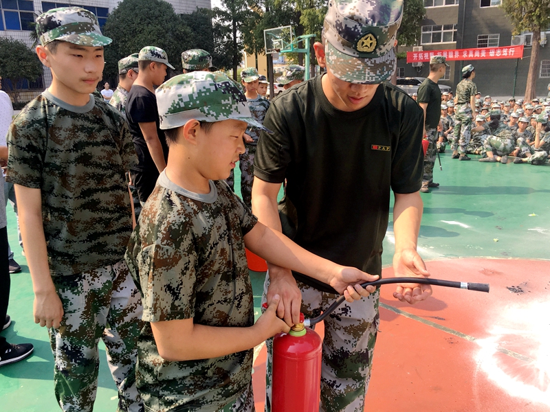 教官细致的教学生使用灭火器.jpg