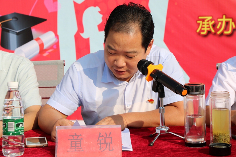 宣读表彰决定.JPG