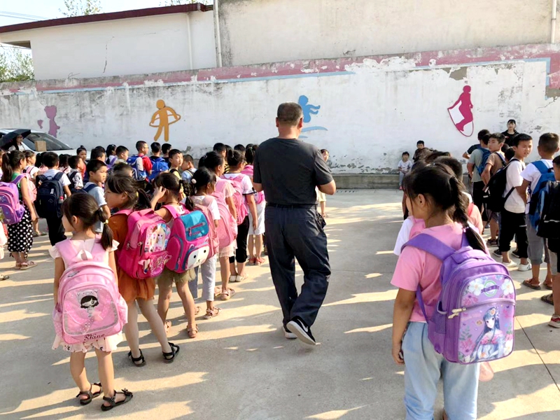 彭寨小学赵校长亲身示范如何在安全通道中有序行走.jpg