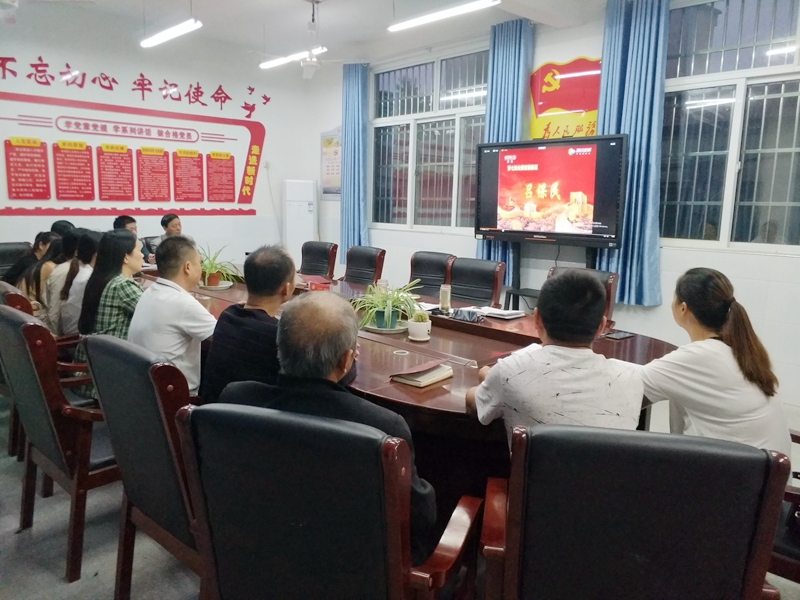 潢川一小召开“不忘初心，牢记使命”主题教育党员大会3.jpg