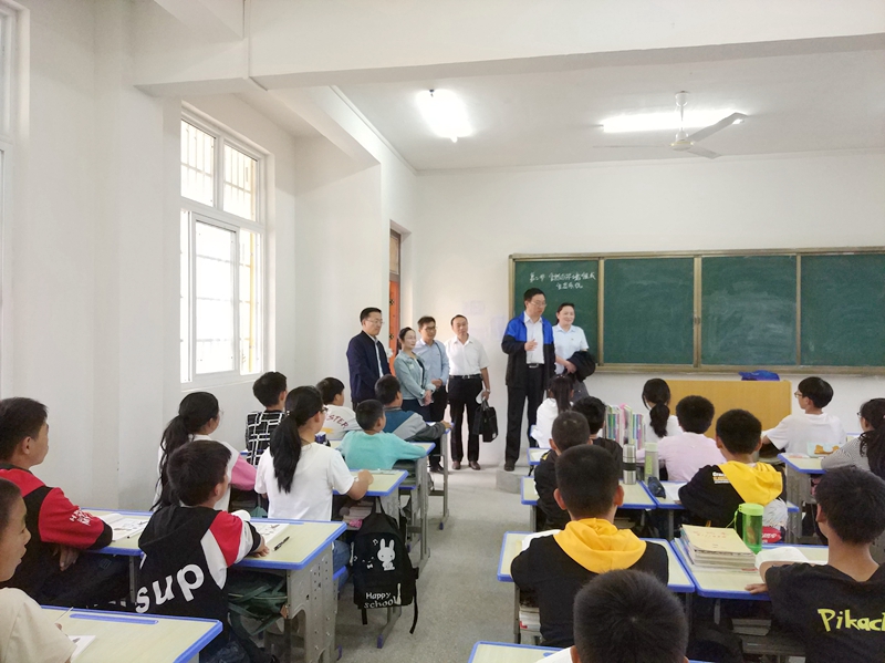 七年级教室深情地给同学们讲话.jpg
