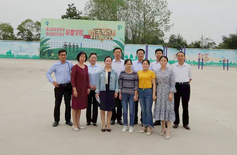 和实验中学派驻教师合影留念.jpg