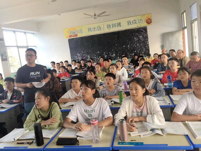 夏清铧老师讲课现场.jpg 夏清铧老师讲课现场.jpg