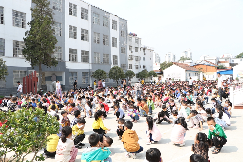 潢川一小举行2019年秋季消防安全应急疏散演练活动2.JPG