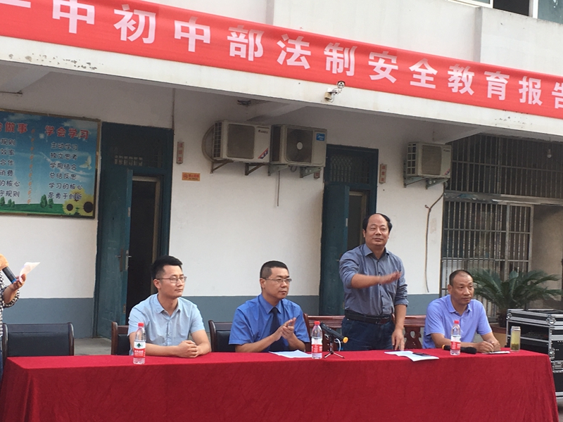 一中初中部副校长曾卫兵讲话.jpg
