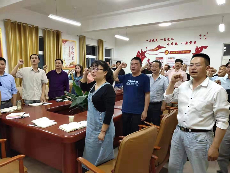 潢川一中初中部全体党员重温入党誓词.jpg
