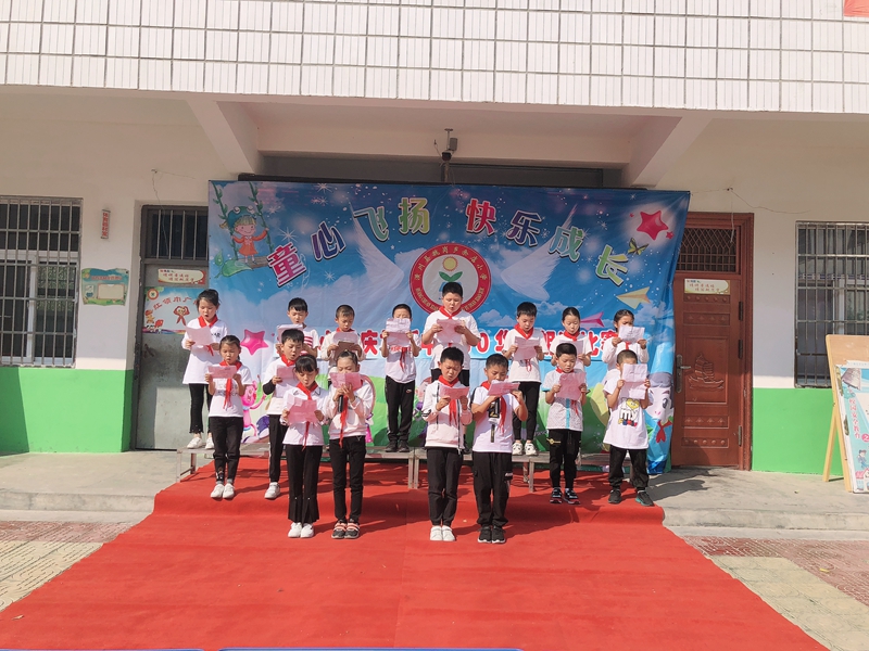 三年级学生《我爱祖国十月的花》.jpg