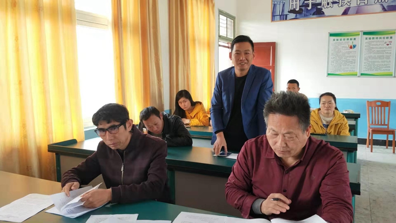 魏岗乡中心校教代会代表在讨论有关方案4.jpg