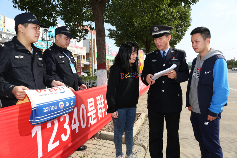 图片说明：潢川公安：民警街头纳民意！.6V0A8141.JPG