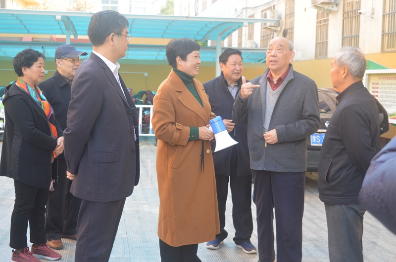2市关工委领导到逸夫小学调研.JPG