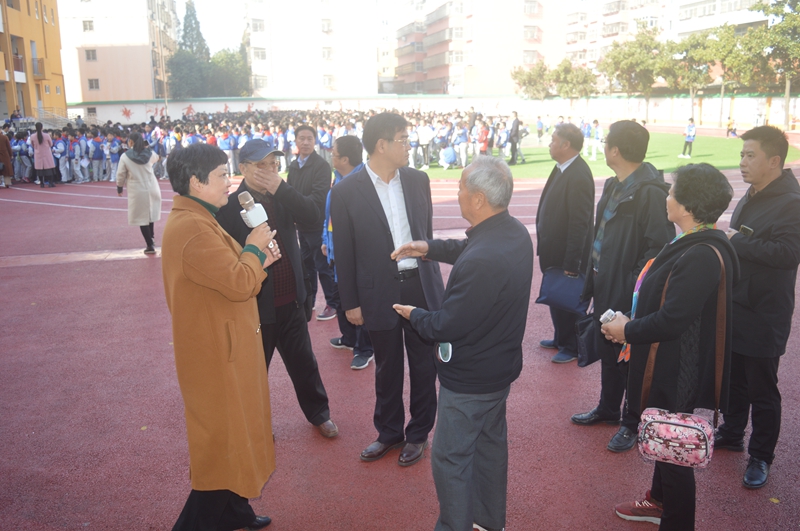 8市关工委领导到逸夫小学调研.JPG
