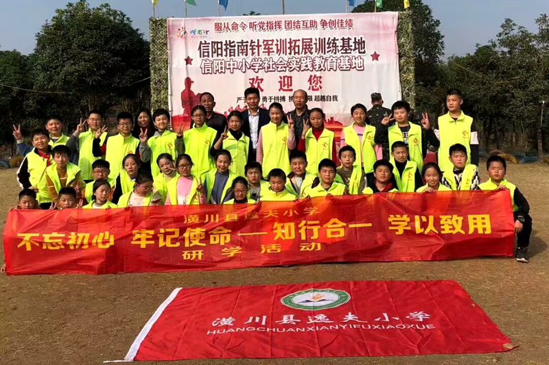 4研学师生合影 (1).jpg