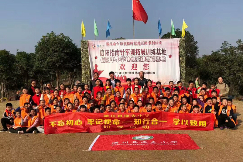 4研学师生合影 (2).jpg