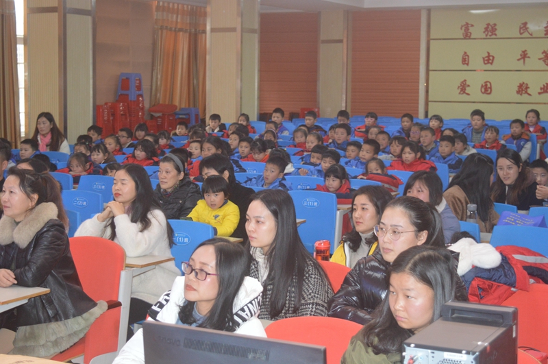 5听众在欣赏小选手们讲故事.jpg