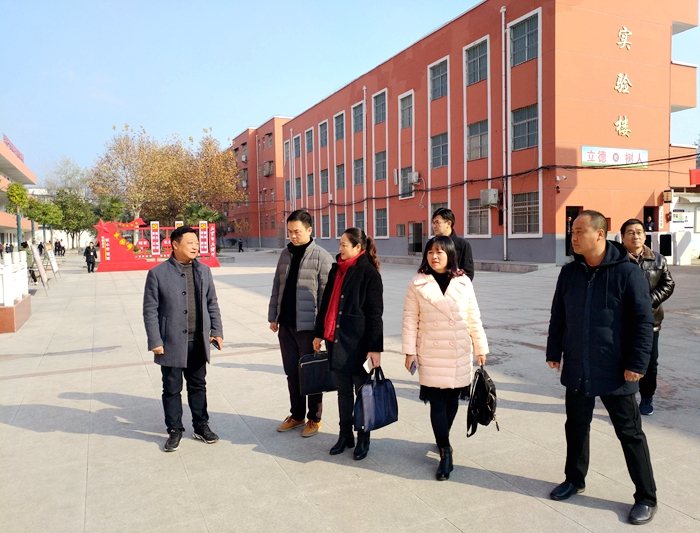 潢川县文明副主任尹丽一行莅临仁和中学检查指导文明校园创建工作2.jpg