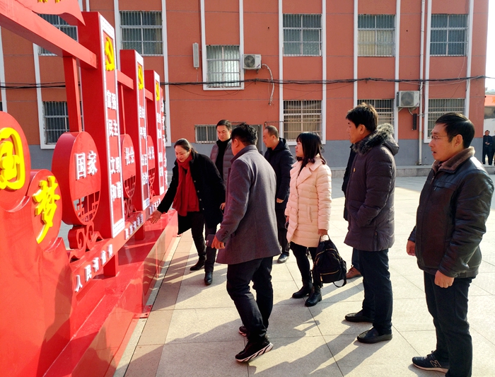 潢川县文明副主任尹丽一行莅临仁和中学检查指导文明校园创建工作3.jpg