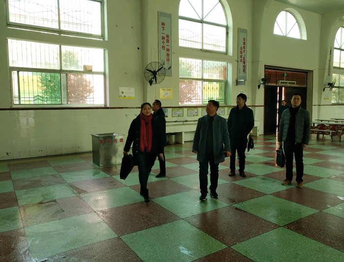 潢川县文明副主任尹丽一行莅临仁和中学检查指导文明校园创建工作5.jpg