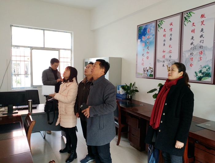 潢川县文明副主任尹丽一行莅临仁和中学检查指导文明校园创建工作8.jpg