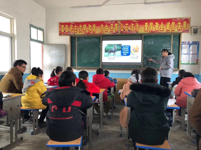 程寨小学赵雪燕老师教态自然大方教学设计环环相扣.jpg