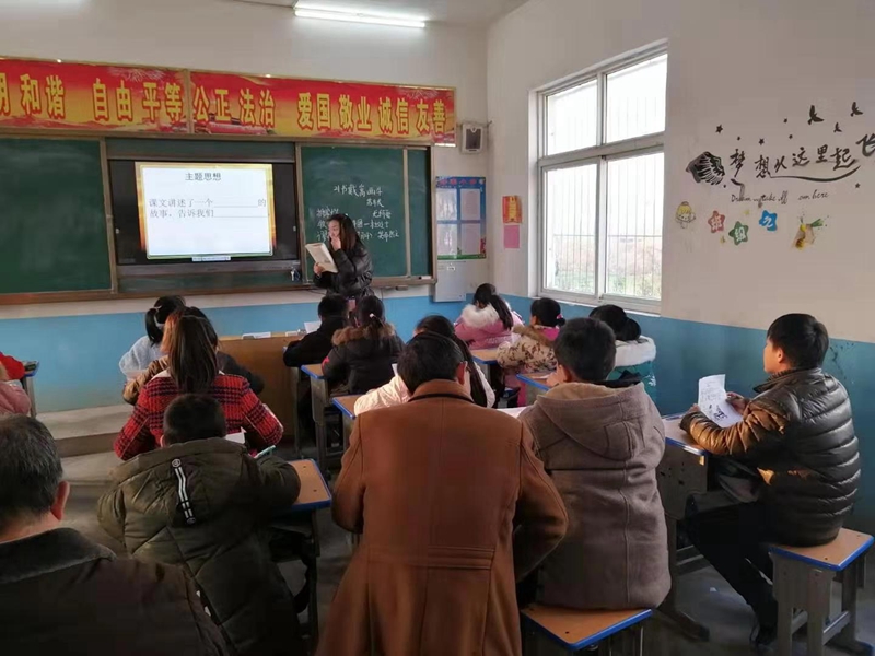 中心小学房玉雪老师带着学生快乐的学习古文言文.jpg