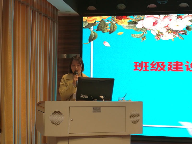 5鲁叶老师作报告.jpg