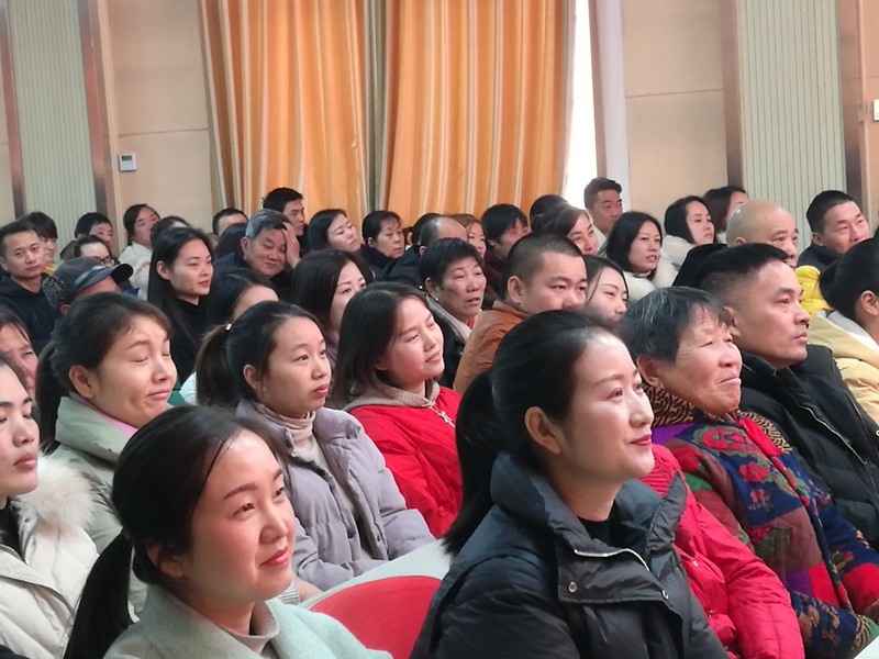 7家长们认真聆听.jpg