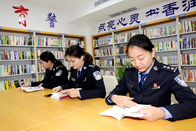 1. 图片说明 ｜ 潢川公安：警察图书室，民警“充电忙！6V0A2650.JPG