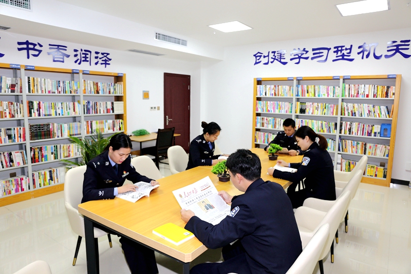 2. 图片说明 ｜ 潢川公安：警察图书室，民警“充电忙！6V0A2643.JPG