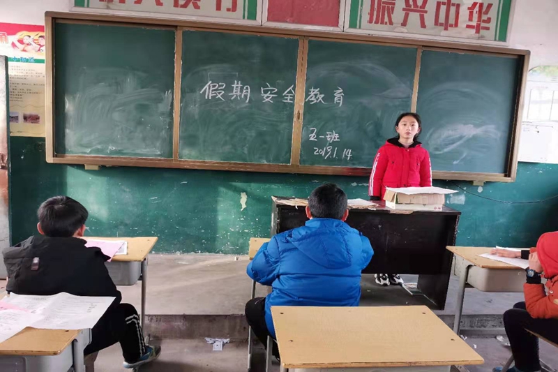 各班进行安全教育.jpg