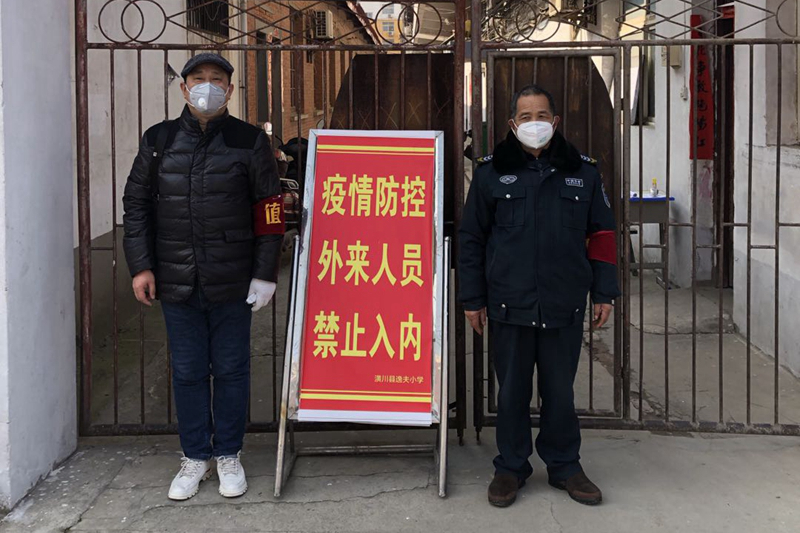 4学校领导在家属院值班值守.jpg