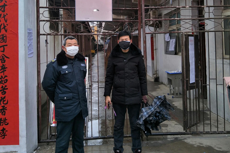6学校领导在家属院值班值守.jpg