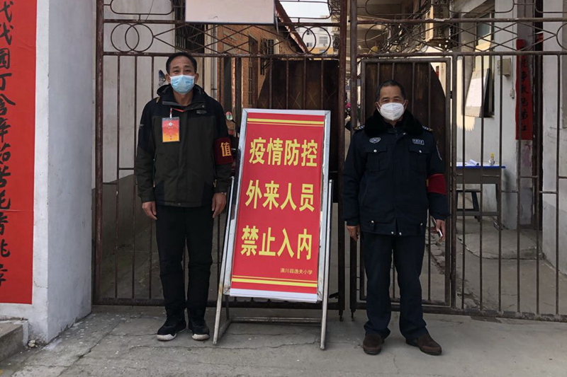 8学校领导在家属院值班值守.jpg