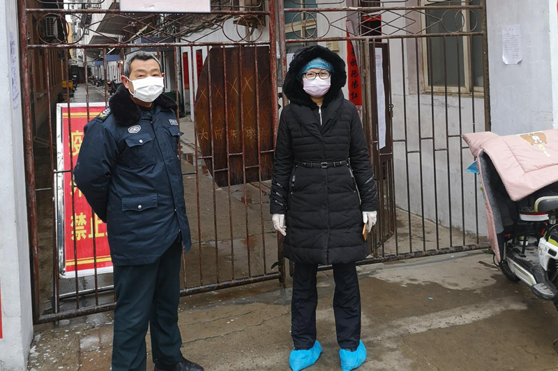 9学校领导在家属院值班值守.jpg