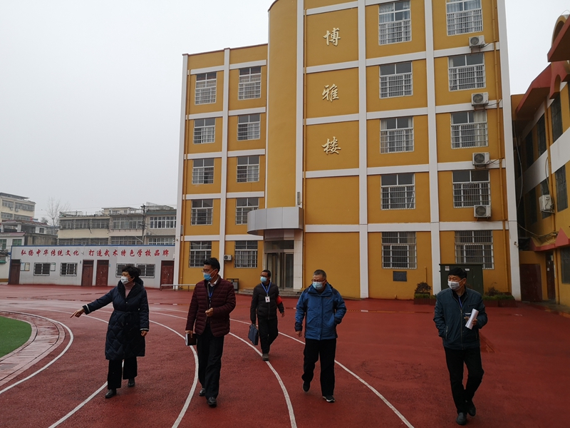1防控专班领导们深入校园.jpg