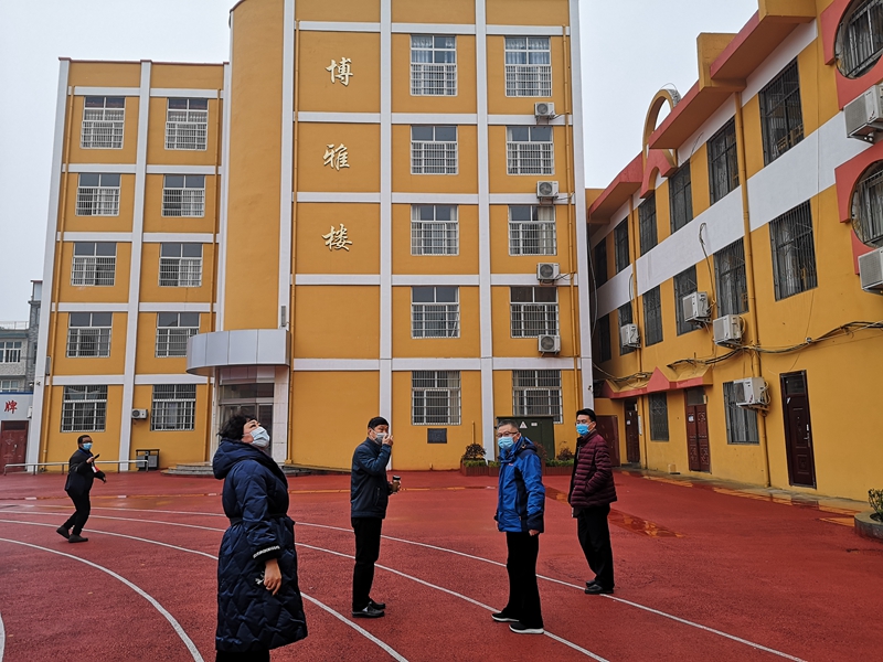 2防控专班领导们深入校园.jpg