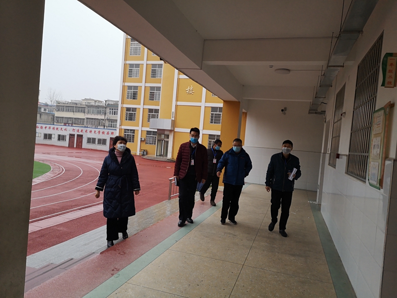 4防控专班领导们深入校园.jpg