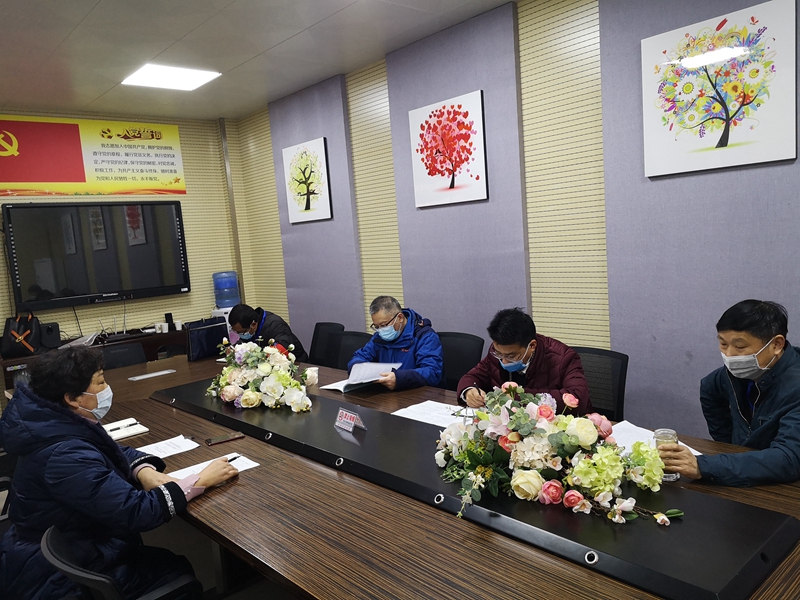5领导们听取学校防控工作汇报.jpg