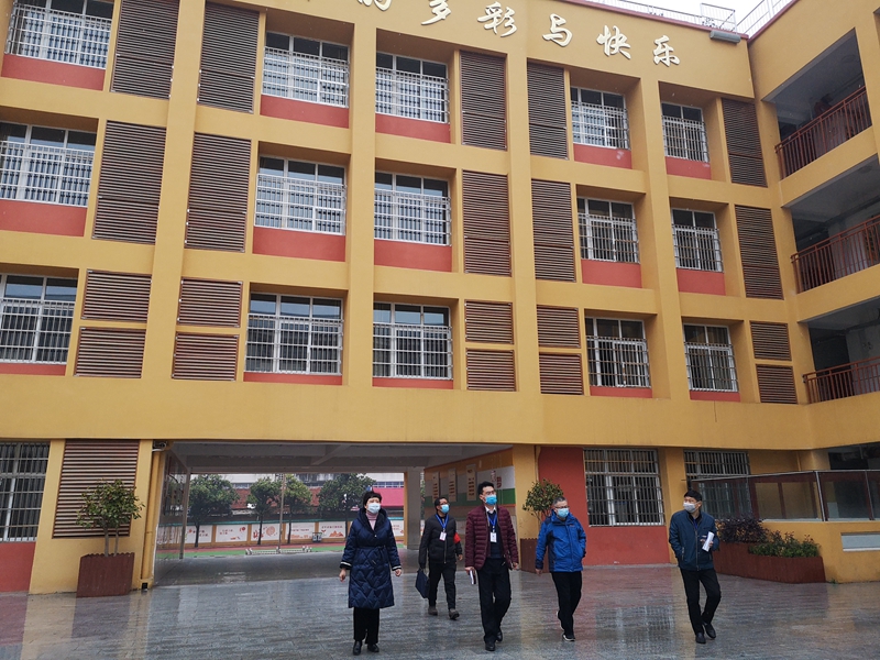 8防控专班领导们深入校园.jpg