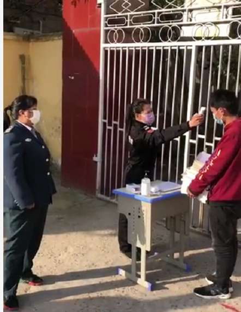 逐人排查体温有序入校.jpg