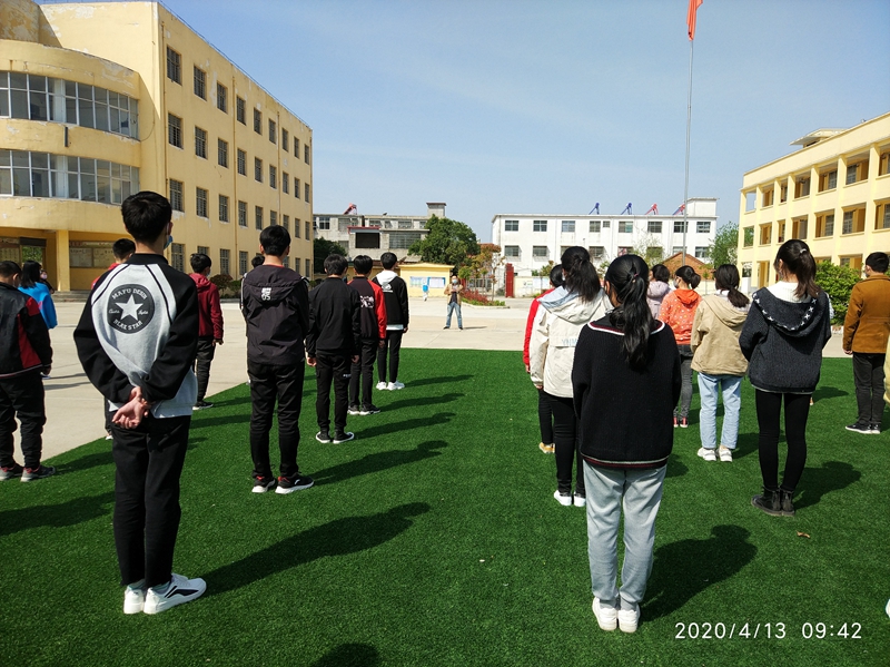 学生整齐列队认真聆听.jpg