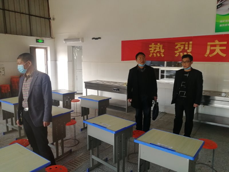 教体局喻新峰、刘伟检查食堂安全卫生.jpg