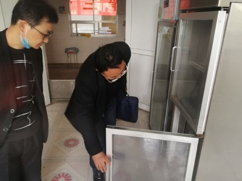 教体局喻新峰仔细查看食品储藏柜.jpg